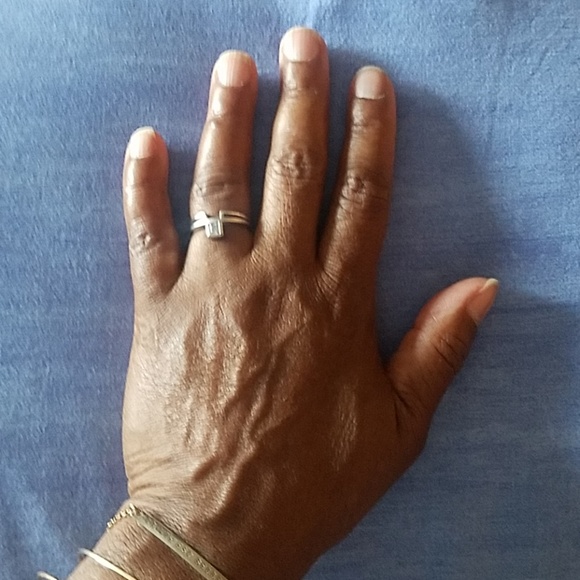 White gold ring with cubic zirconia. - Picture 1 of 8